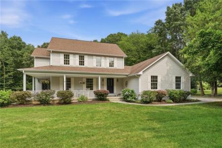 136 Holly Hills Lane, North Kingstown, Rhode Island 02874, USA