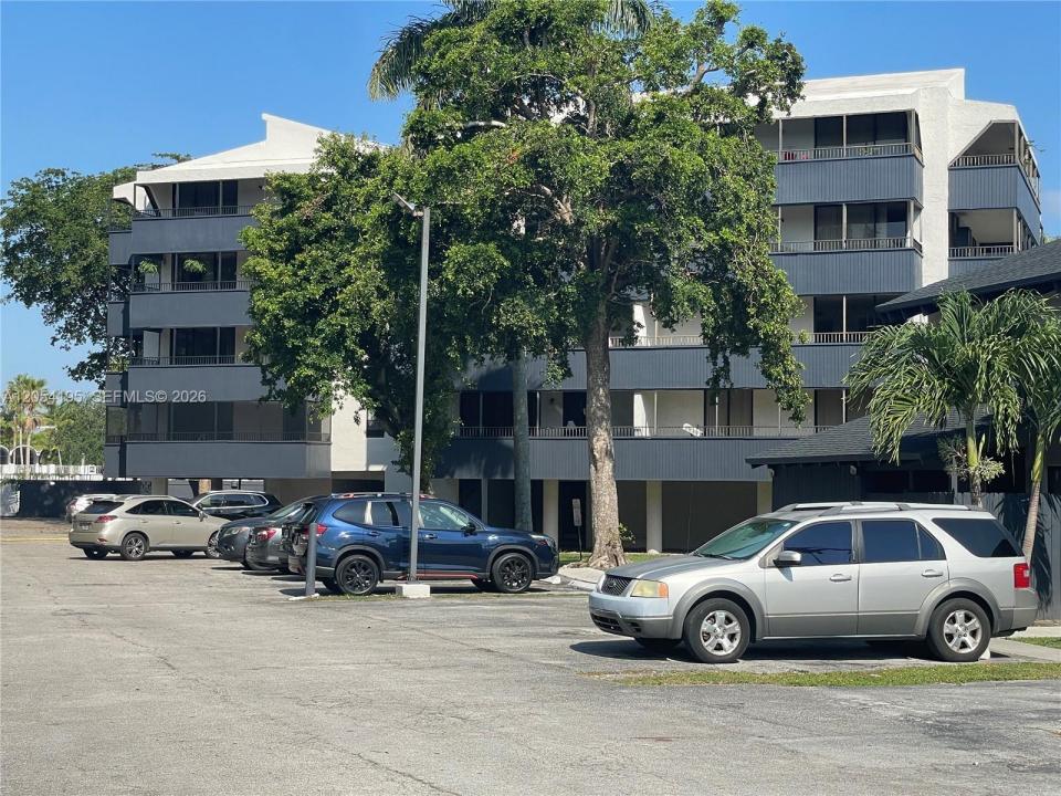 16220 NW 2nd Ave 312, Miami, Florida 33169, USA