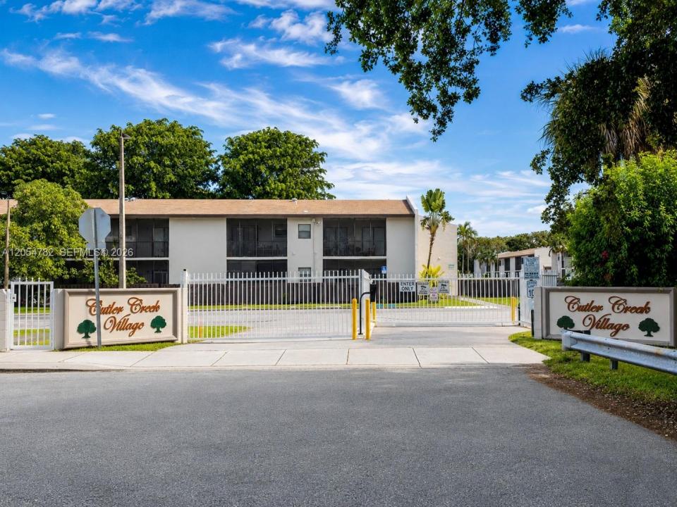 10370 SW 220th St 228, Cutler Bay, Florida 33190, USA