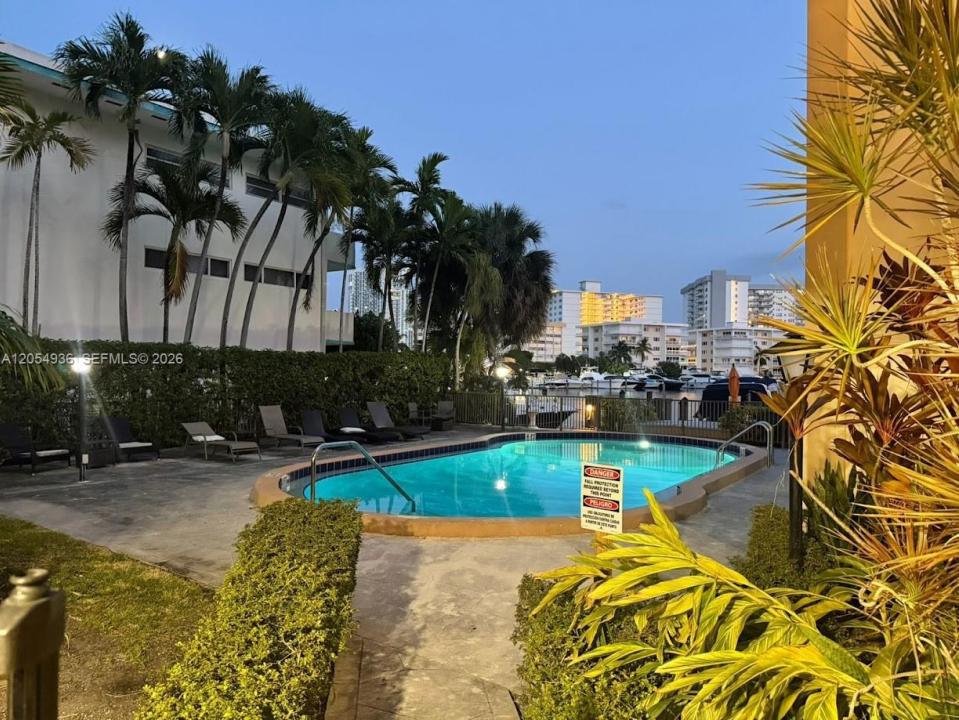 2420 Diana Dr 302, Hallandale Beach, Floride 33009, États-Unis
