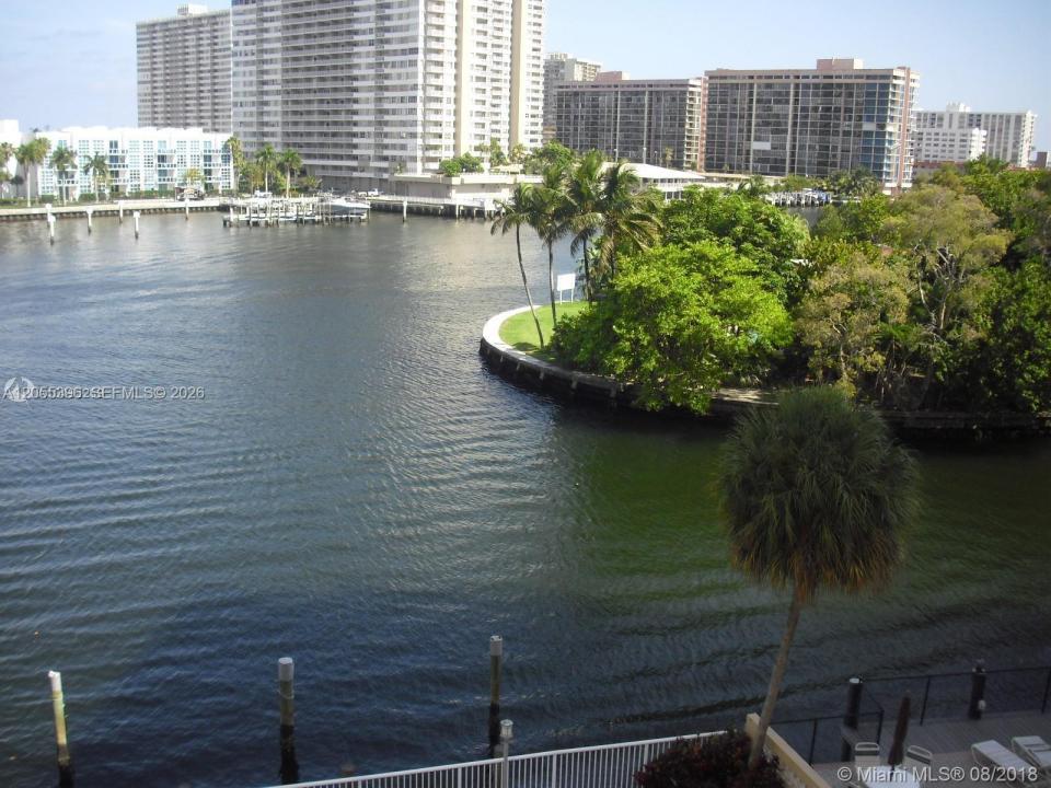 121 Golden Isles Dr 407, Hallandale Beach, Floride 33009, États-Unis