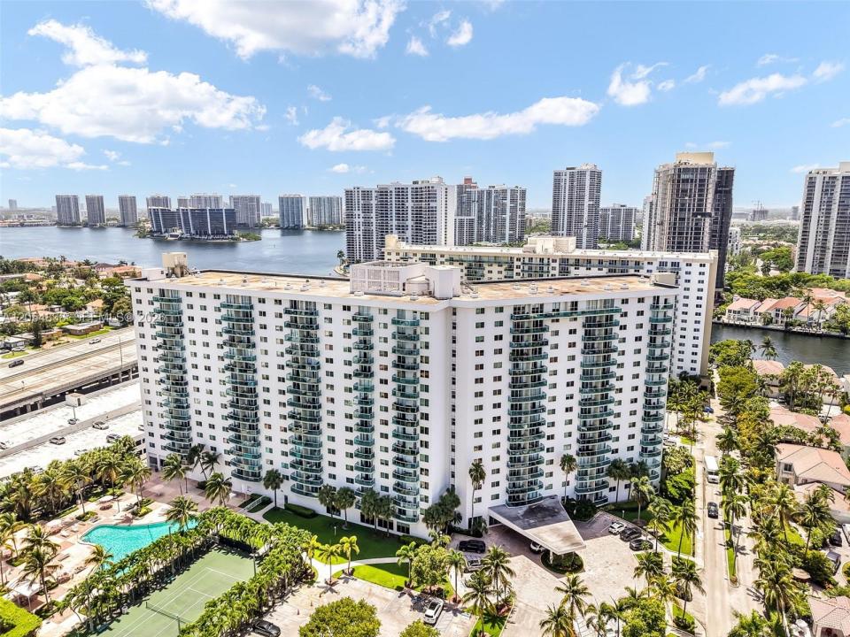 19380 Collins Ave 1423, Sunny Isles Beach, Florida 33160, USA