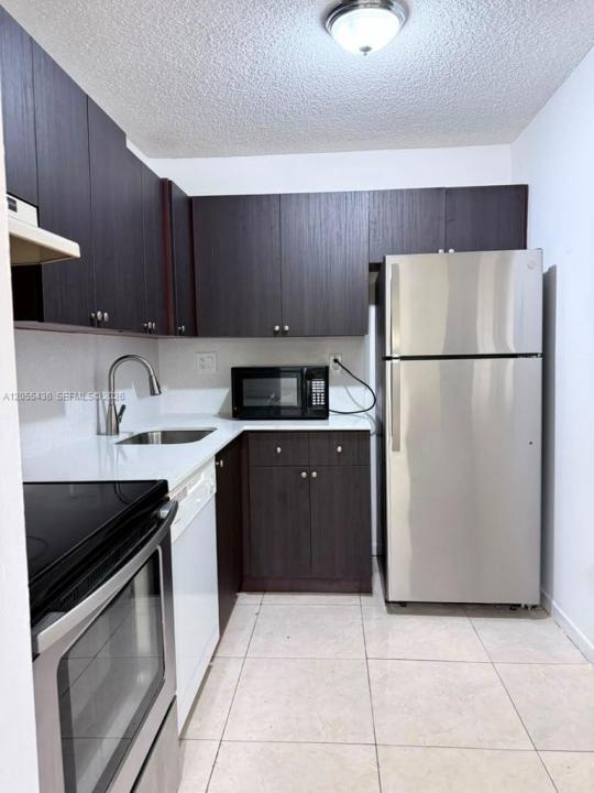 7090 NW 179th St 107, Hialeah, Floryda 33015, USA