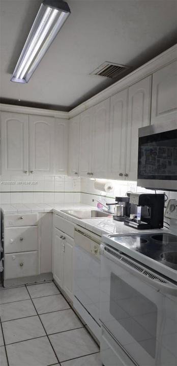 8405 NW 8th St 201, Miami, Florida 33126, USA
