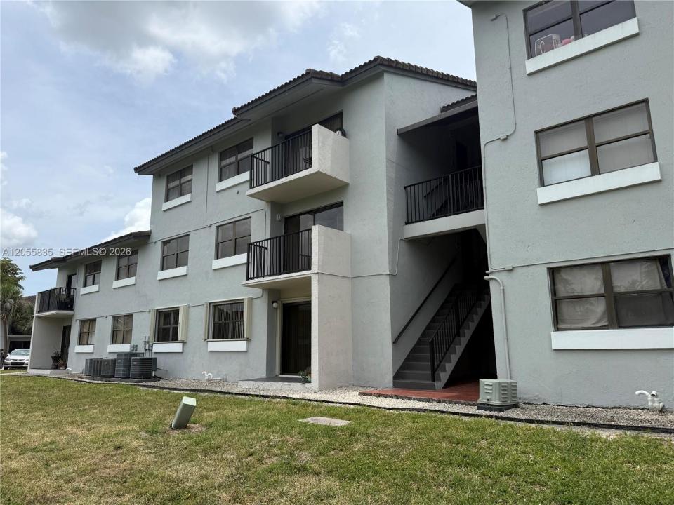 7195 NW 179th St 211, Hialeah, Florida 33015, USA