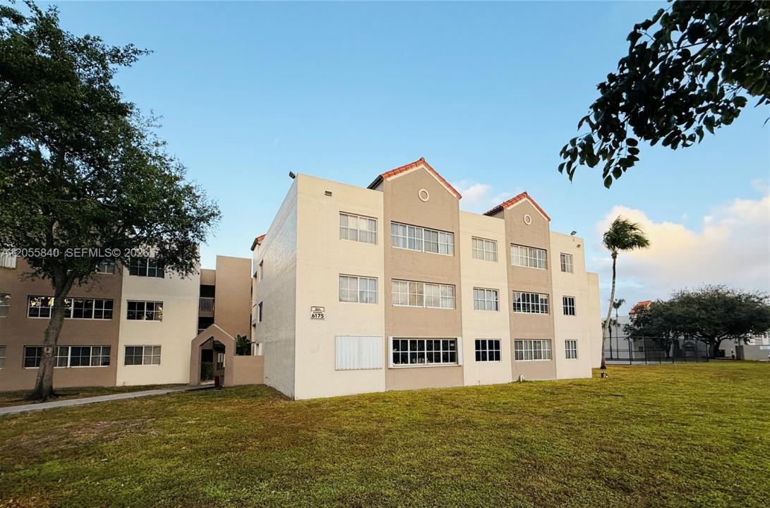 6175 NW 186th St 104, Hialeah, Florida 33015, USA