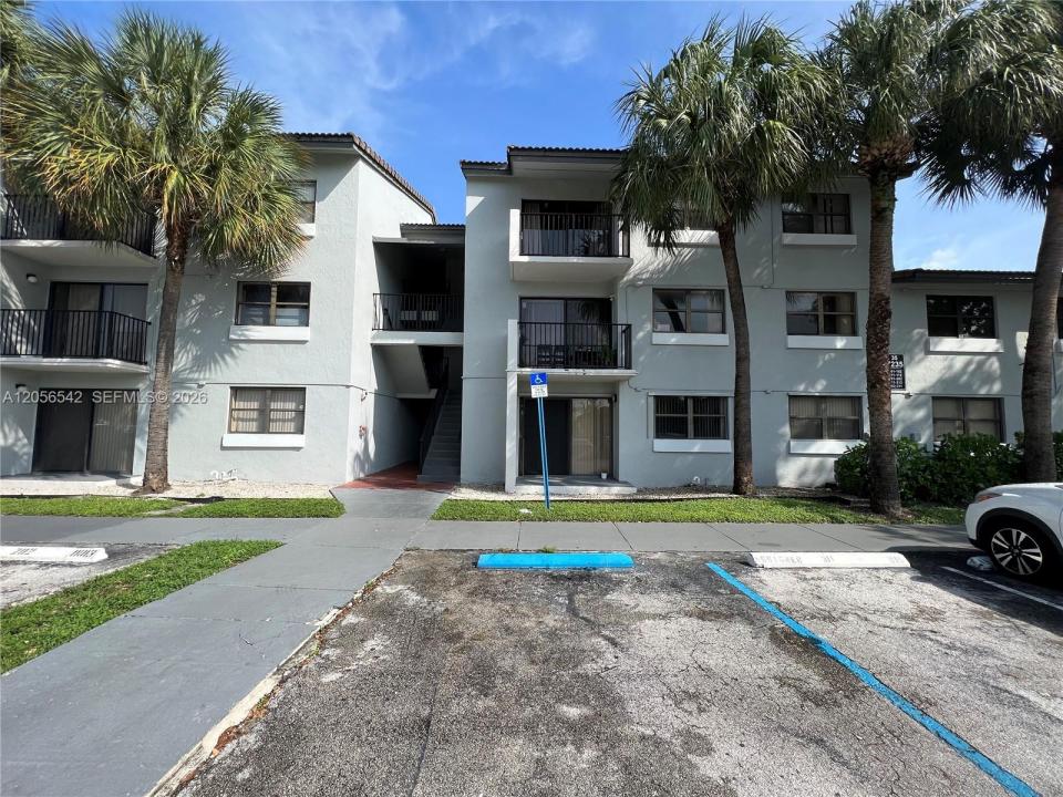 7235 NW 179th St 104, Hialeah, Flórida 33015, Estados Unidos