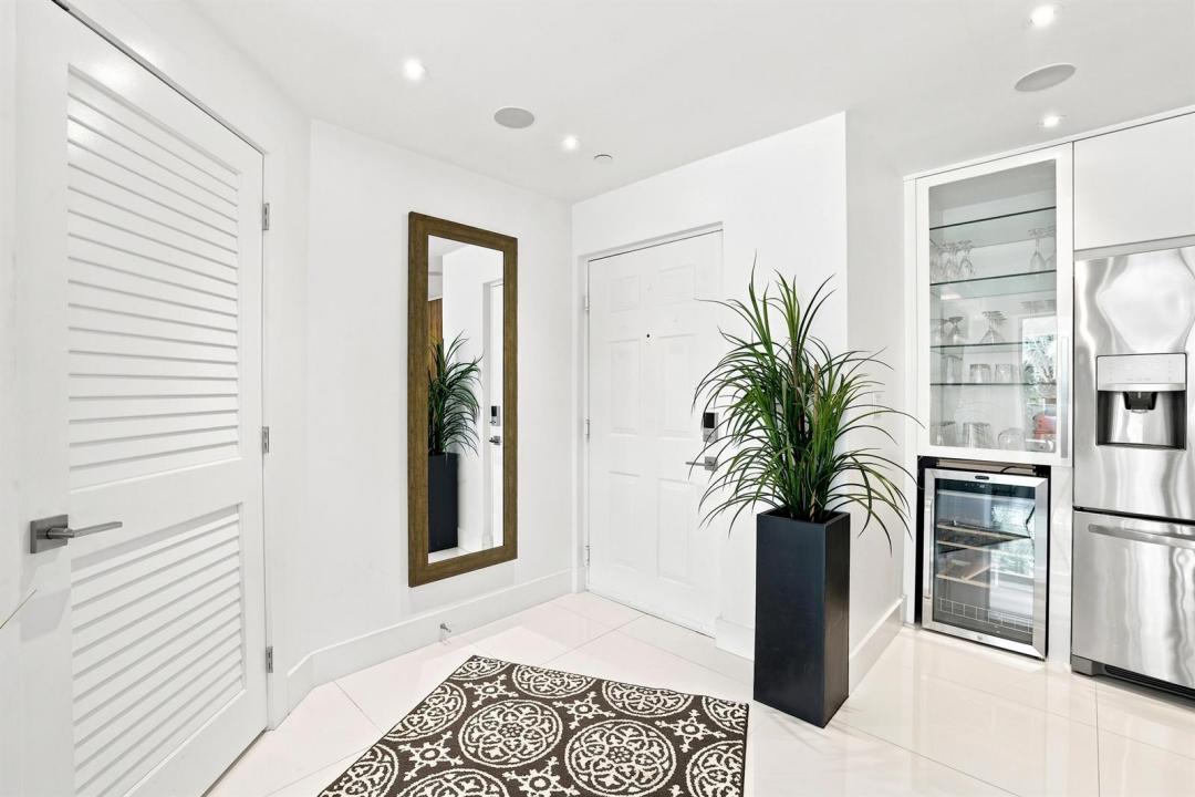 17100 N Bay Road 1401, Sunny Isles Beach, Florida 33160, USA