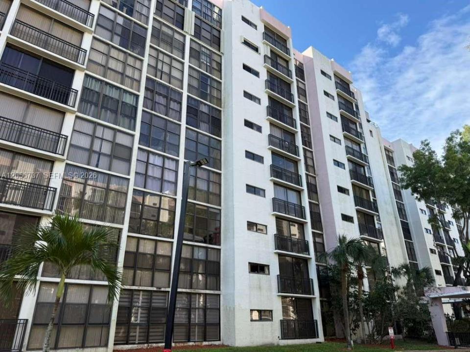 17011 N Bay Rd 709, Sunny Isles Beach, Florida 33160, USA