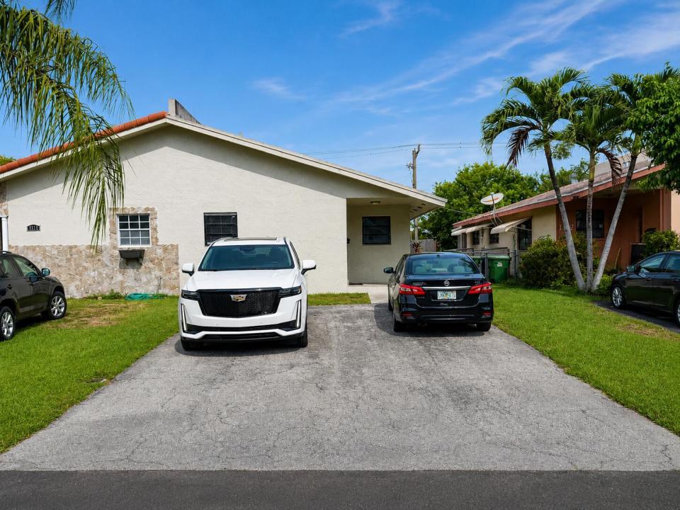 1115 NE 1st Court B, Hallandale Beach, Florida 33009, USA