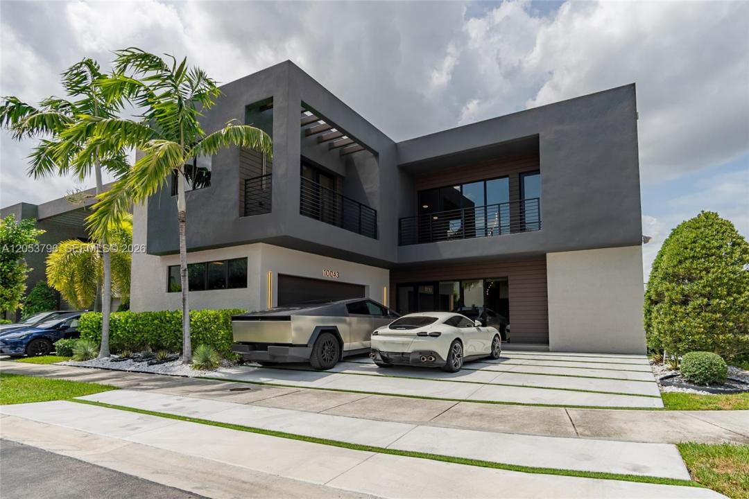 10043 NW 75th Ter, Doral, Florida 33178, USA