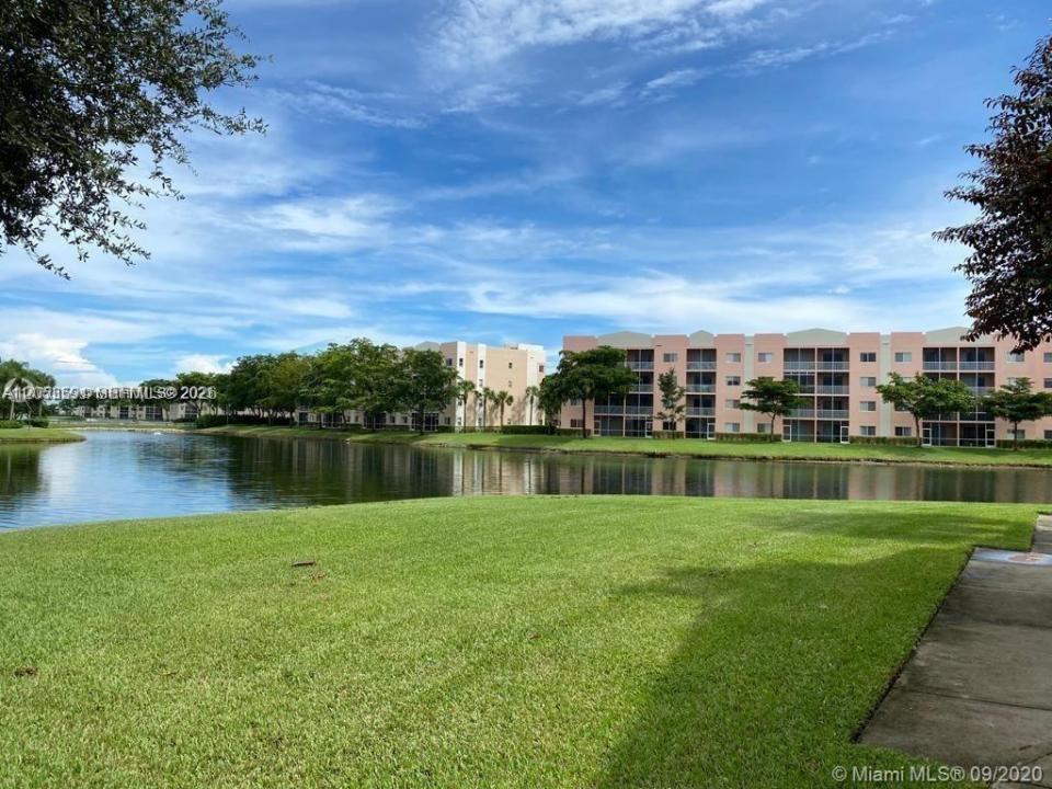 7980 N Nob Hill Rd 102, Tamarac, Floride 33321, États-Unis