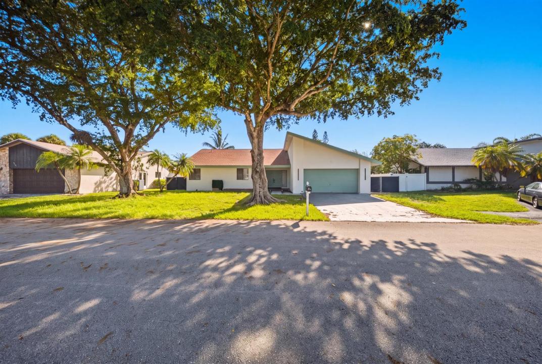 8114 NUTMEG Way, Tamarac, Floride 33321, États-Unis