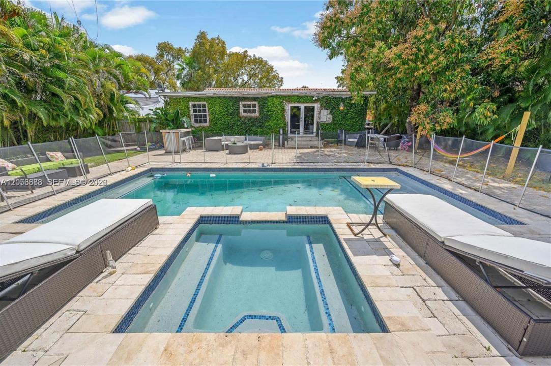 2427 SW 12th St, Miami, Floryda 33135, USA