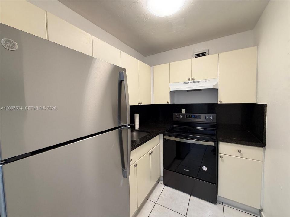 1860 SW 22nd St 4, Miami, Floride 33145, États-Unis