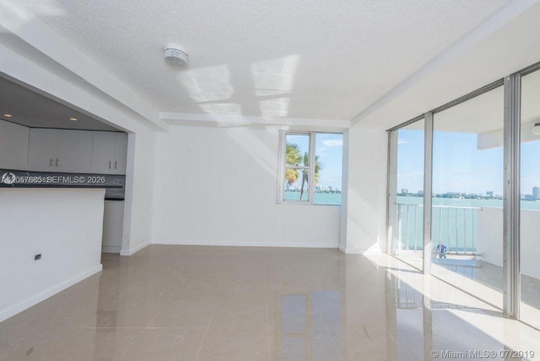 7545 E Treasure Dr 2H, North Bay Village, Floryda 33141, USA