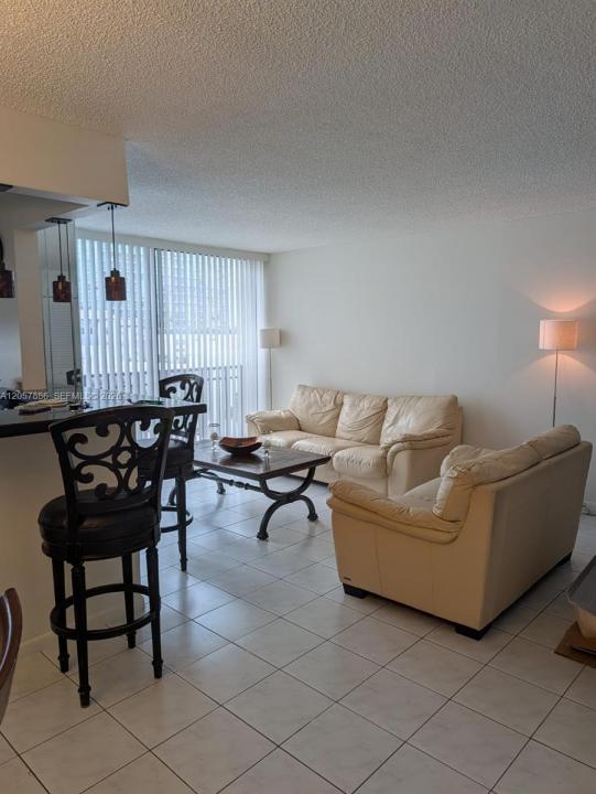 16909 N Bay Rd 718, Sunny Isles Beach, Floryda 33160, USA