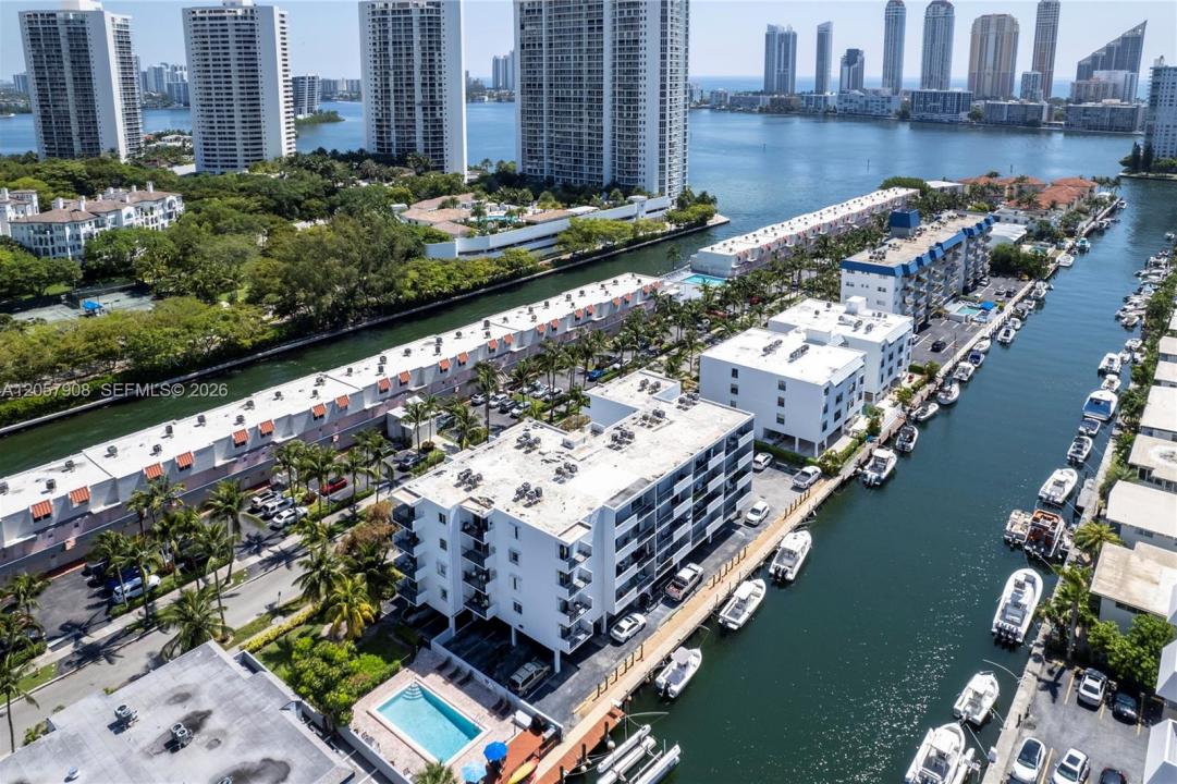 3642 NE 171st St 305, North Miami Beach, Florida 33160, Stati Uniti