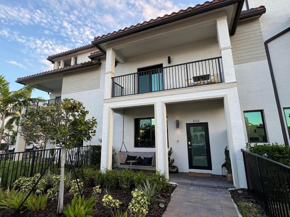 8316 NW 43rd St, Doral, Floryda 33166, USA