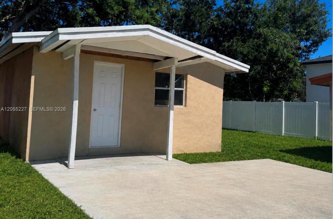 217 NW 14th Ct B, Dania Beach, Florida 33004, USA