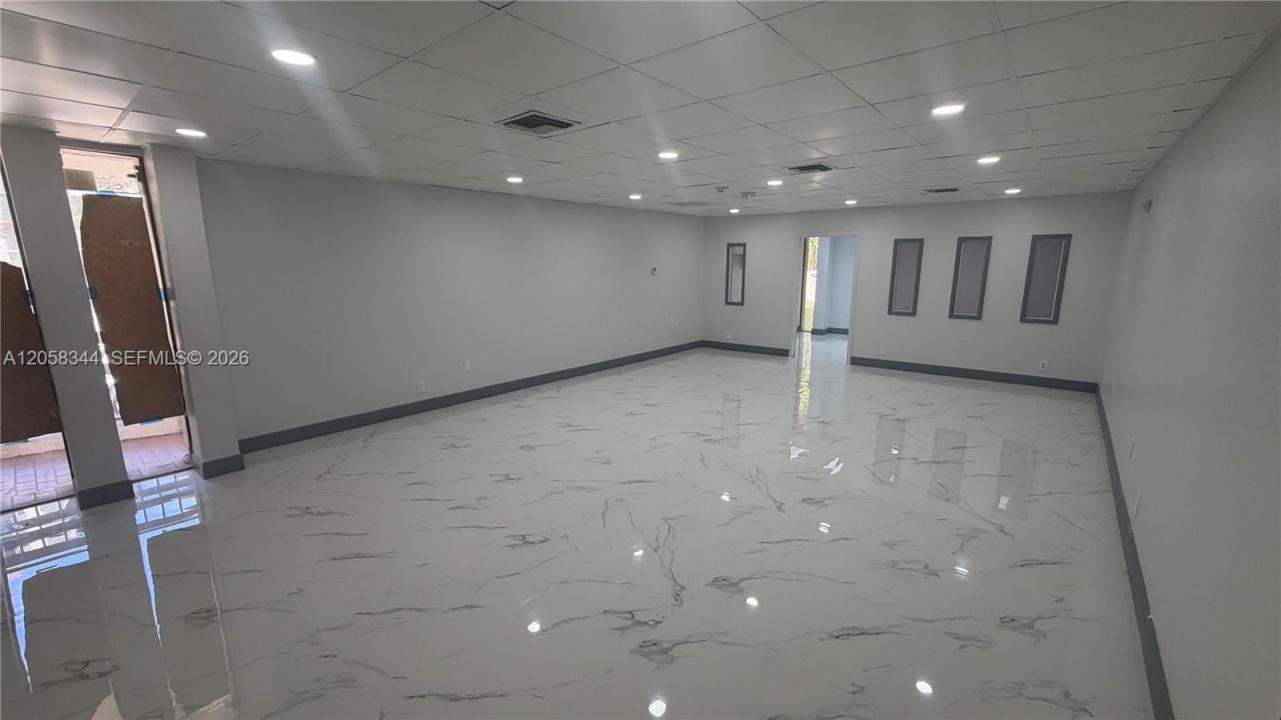 17001 N BAY RD COMMERCIAL, Sunny Isles Beach, فلوريدا 33160, الولايات المتحدة