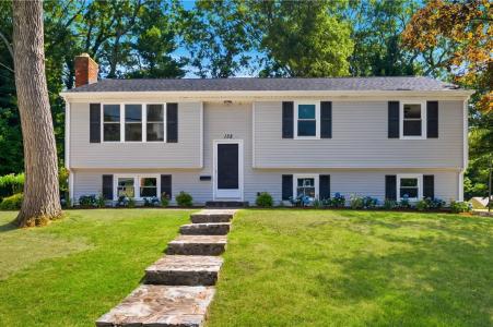 132 Grand View Road, East Greenwich, Rhode Island 02818, USA