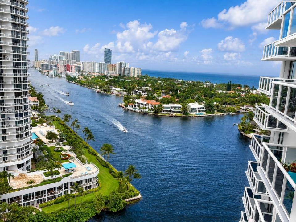 20515 E Country Club Dr 2141, Aventura, Florida 33180, USA