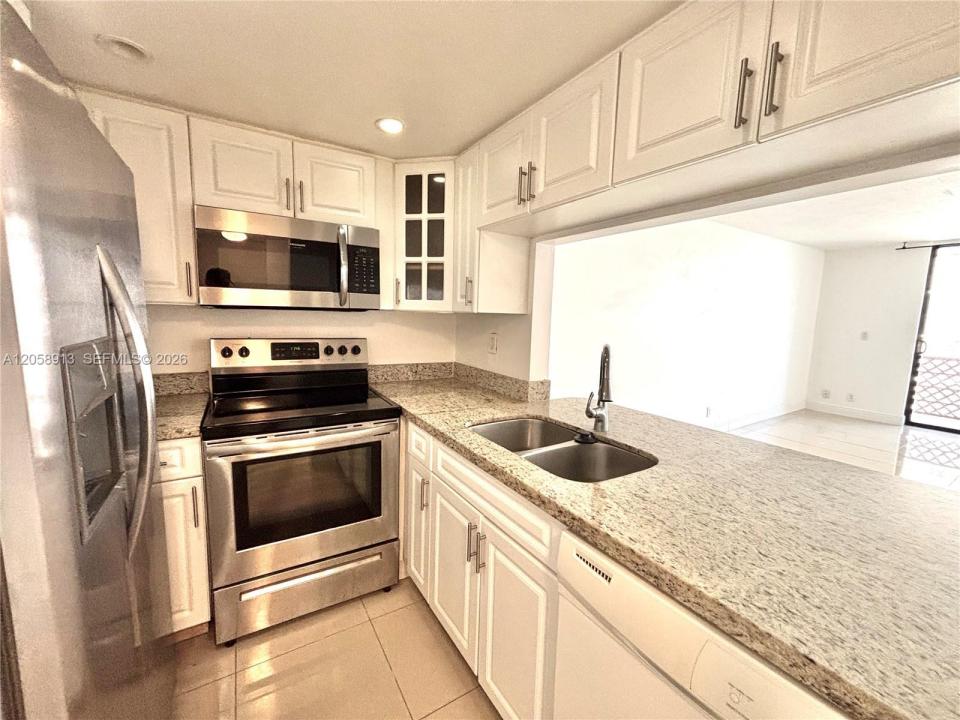 2935 NE 163rd St 5P, North Miami Beach, Floryda 33160, USA