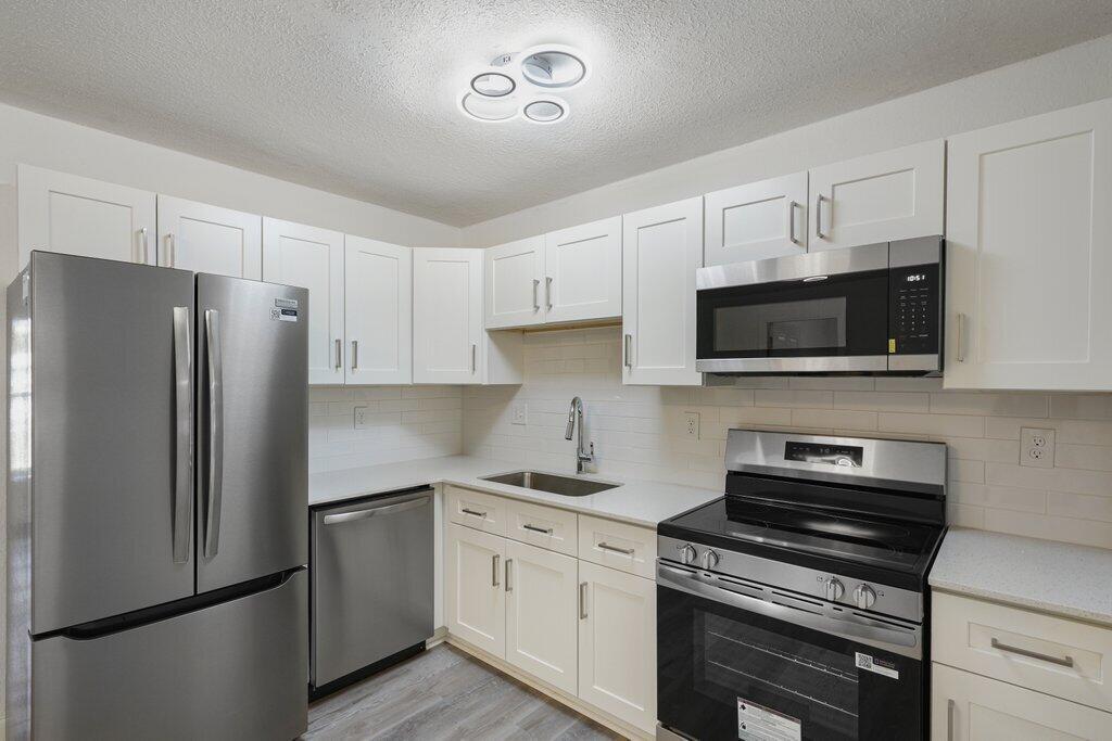 911 SE Dolphin Drive, Stuart, Florida 34996, USA