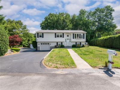44 Village Avenue, Cranston, Rhode Island 02920, USA
