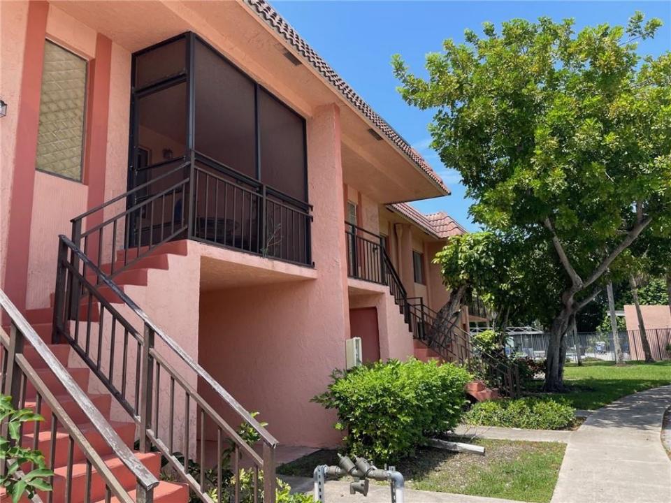 235 LAKEVIEW Drive 102, Weston, Florida 33326, USA