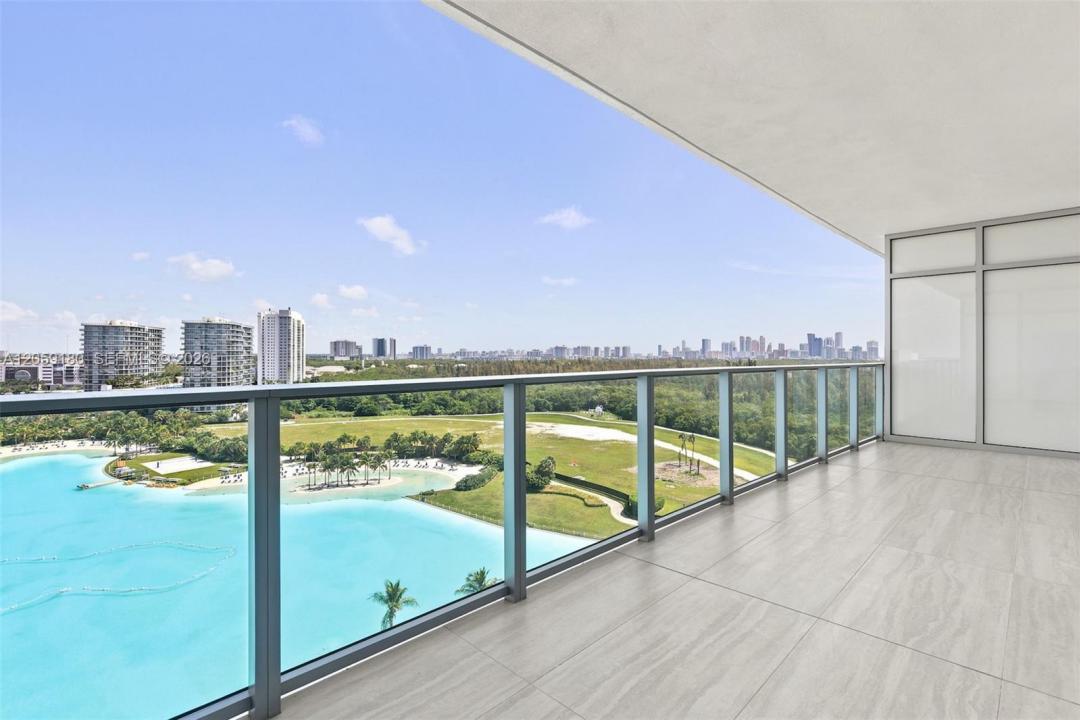 2411 Laguna Circle 1107, North Miami, Floride 33181, États-Unis