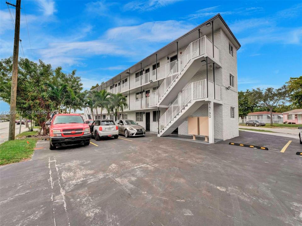 14190 W Dixie Hwy 1, North Miami, Florida 33161, Stati Uniti