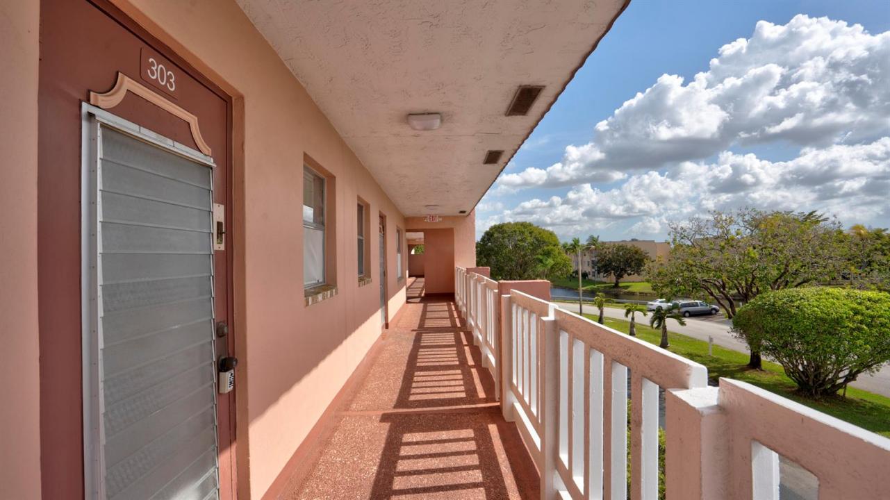 9400 SUNRISE LAKES Boulevard 303, Sunrise, Floride 33322, États-Unis