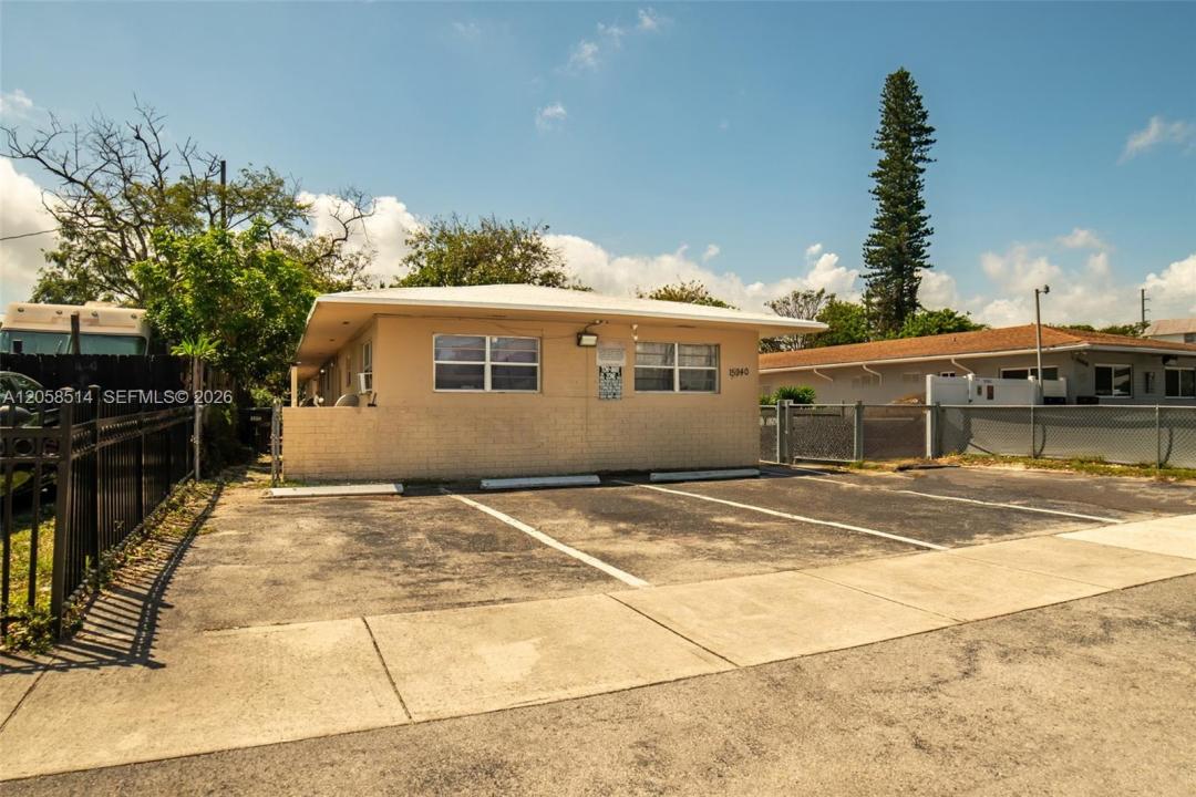 15940 NE 19th Ct 2, North Miami Beach, Florida 33162, USA