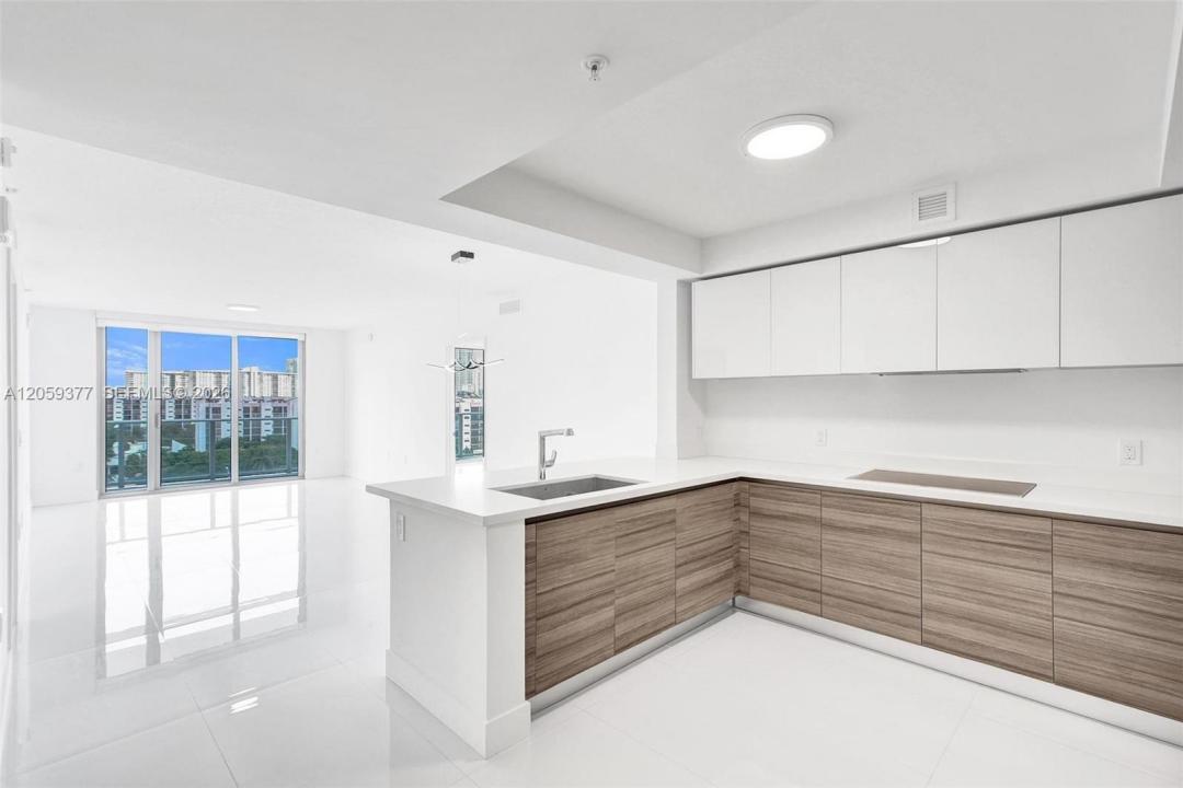 330 Sunny Isles Blvd 5-805, Sunny Isles Beach, Floryda 33160, USA