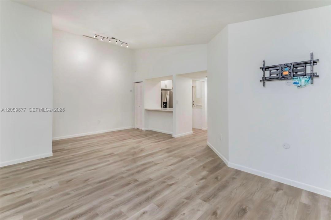 931 NE 199th St 201-22, Miami, Florida 33179, USA