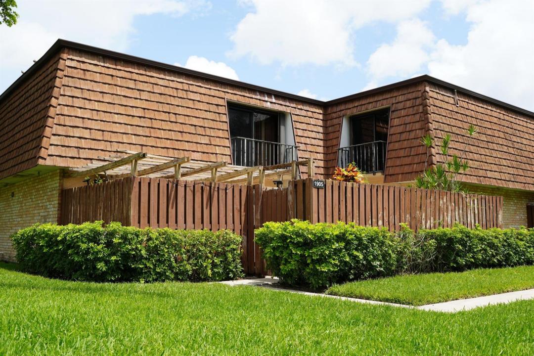 1905 19th Lane, Florida 33463, USA