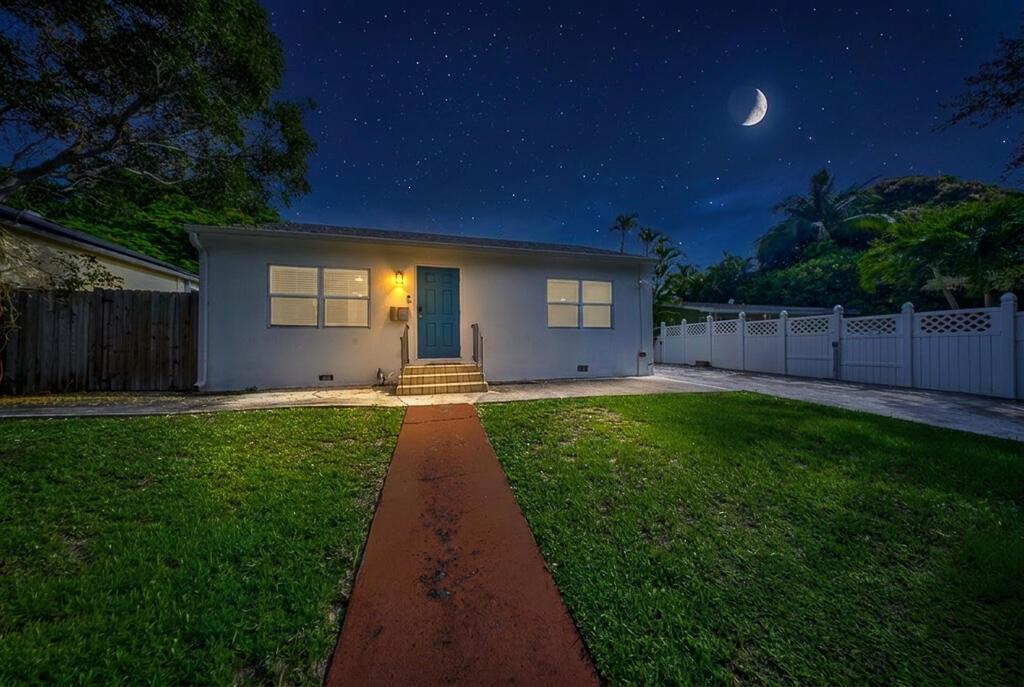 827 Nathan Hale Road, West Palm Beach, Florida 33405, USA