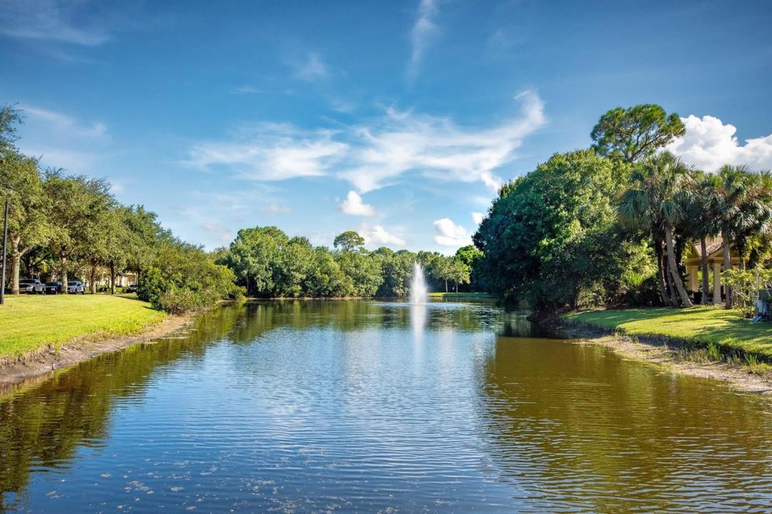 128 W Royal Palm Circle 101, Jupiter, Florida 33458, USA