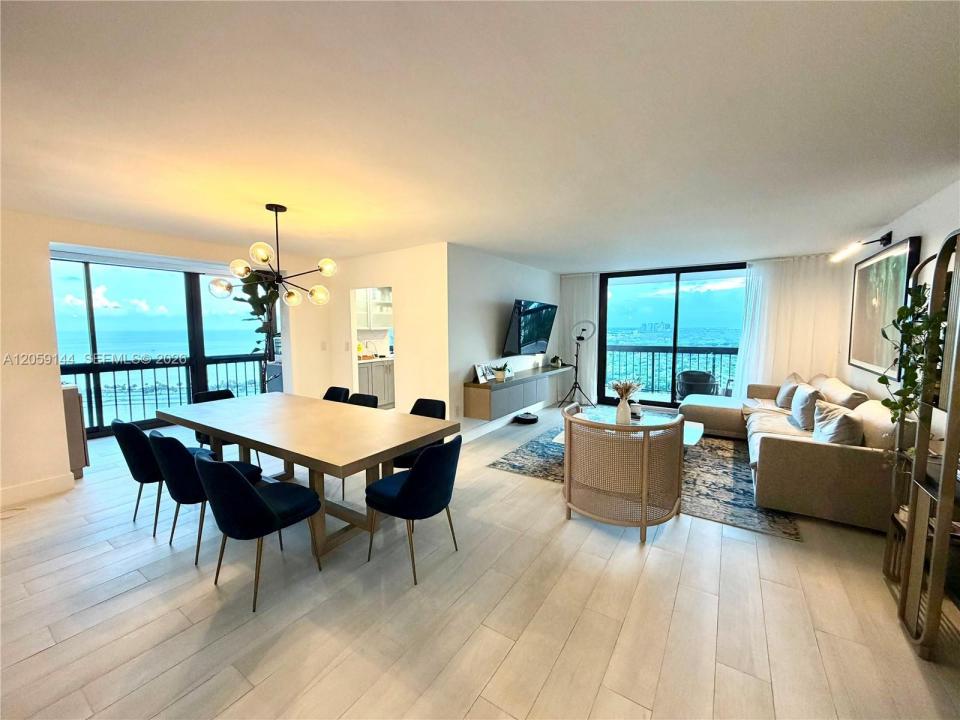 2333 Brickell Ave 2512, Miami, Florida 33129, USA