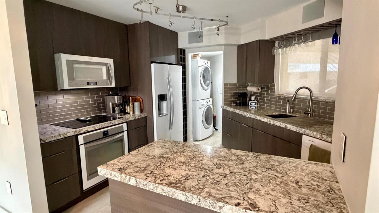 2571 TIGERTAIL Avenue, Miami, Floride 33133, États-Unis