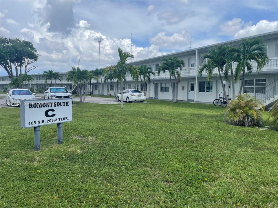 165 NE 203rd Ter 26, Miami Gardens, Florida 33179, USA