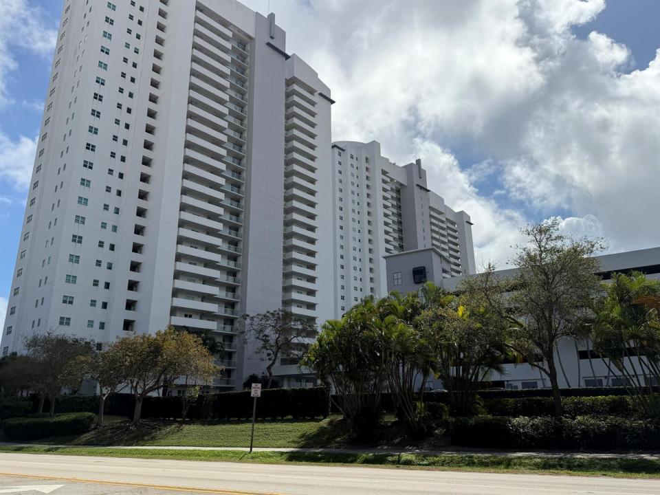 15051 Royal Oaks Lane 1603, North Miami, Florida 33181, Stati Uniti