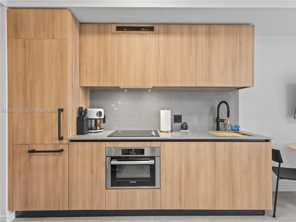 121 NE 5th St 504, Miami, Florida 33132, USA