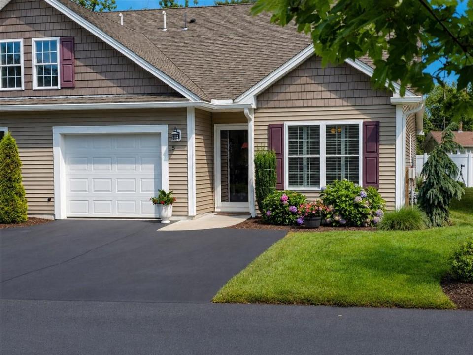 5 Rivers Edge Drive, Coventry, Rhode Island 02816