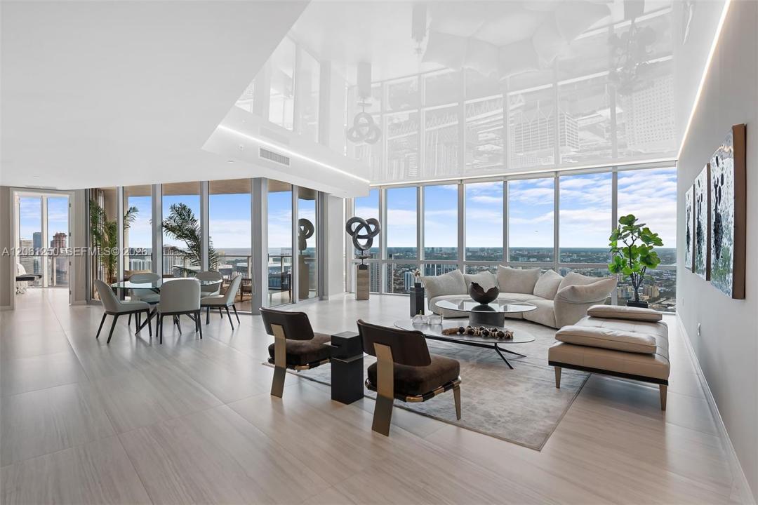 851 NE 1st Ave PH4912, Miami, Floryda 33132, USA
