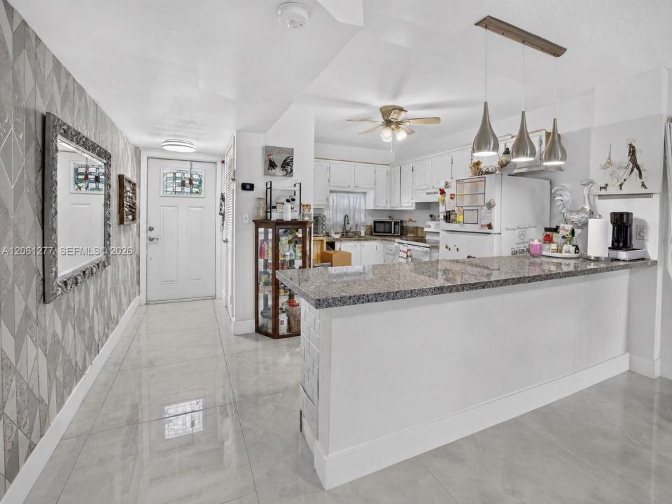8941 S Hollybrook Blvd 202, Pembroke Pines, Florida 33025, Stati Uniti