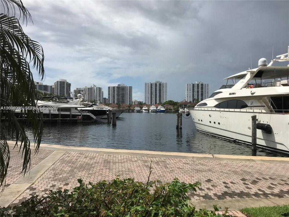 3601 NE 207th St N42, Aventura, Florida 33180, Stati Uniti