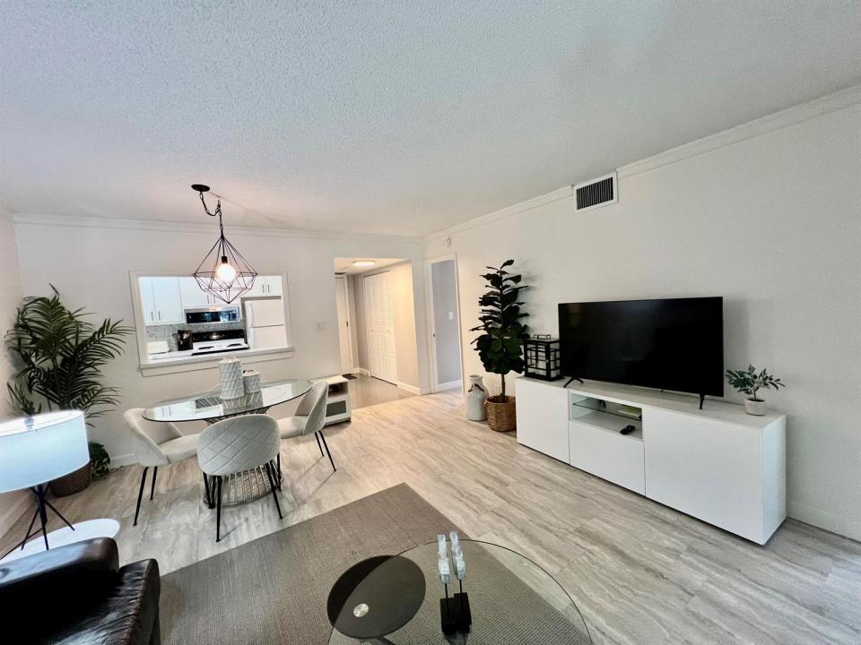 5640 SW 3RD Place 217, Margate, Floryda 33068, USA